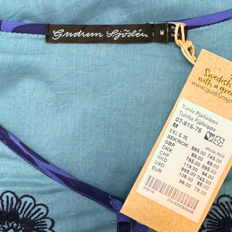 New Gudrun Sjödén Tunic<br />
Embroidered Flowers<br />
With Pockets<br />
SeaFoam, Navy and Blue<br />
Size: Medium