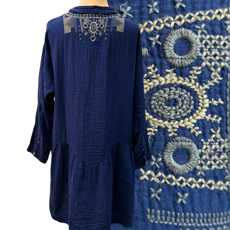 Johnny Was Dress<br />
Cotton Gauze with Tassels<br />
Embroidered Detail<br />
With Pockets<br />
Color:  Navy<br />
Size: Small