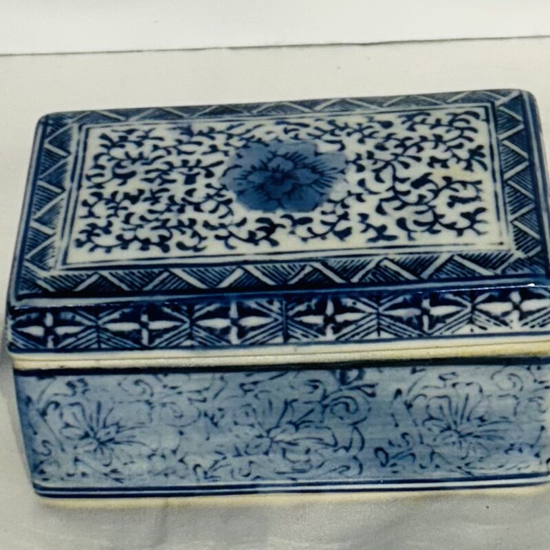 Chinese Porcelain Box
Blue White
Size: 4.75 x 2.5 H