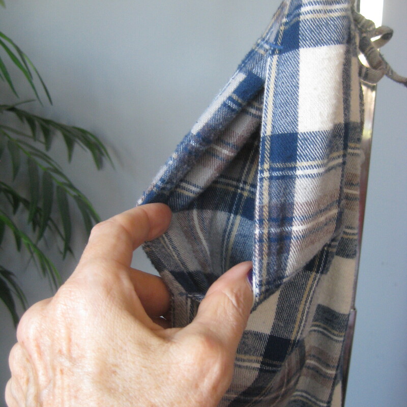 Cozy Winter Sunday mornings would not be complete without a nice pair of flannel PJs no?<br />
These are LL Bean 100% cotton plaid ones in grays and blue.<br />
The top is a collared button down with one chest pocket<br />
The pants are elastic waist with a drawstring and pockets.<br />
Made in El Salvador<br />
Pre-owned, washed a few times but pristine.<br />
Size M<br />
Flat measurements:<br />
Pants:<br />
Waist: 13.5 unstretched, stretches comfortable to 16.5<br />
Hip: 26<br />
Rise: 13<br />
inseam: 28.5<br />
Top:<br />
shoulder to shoulder: 15.5<br />
armpit to armpit: 21<br />
length: 27.25<br />
underarm sleeve seam: 19.5<br />
<br />
Thanks for looking!<br />
#78516