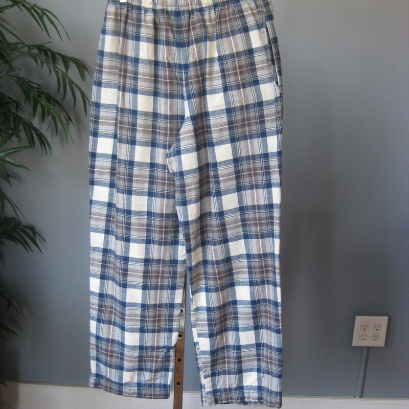 Cozy Winter Sunday mornings would not be complete without a nice pair of flannel PJs no?<br />
These are LL Bean 100% cotton plaid ones in grays and blue.<br />
The top is a collared button down with one chest pocket<br />
The pants are elastic waist with a drawstring and pockets.<br />
Made in El Salvador<br />
Pre-owned, washed a few times but pristine.<br />
Size M<br />
Flat measurements:<br />
Pants:<br />
Waist: 13.5 unstretched, stretches comfortable to 16.5<br />
Hip: 26<br />
Rise: 13<br />
inseam: 28.5<br />
Top:<br />
shoulder to shoulder: 15.5<br />
armpit to armpit: 21<br />
length: 27.25<br />
underarm sleeve seam: 19.5<br />
<br />
Thanks for looking!<br />
#78516