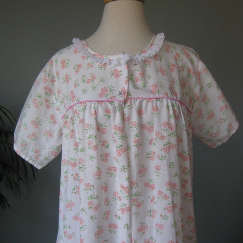 This pretty floral short sleeve nightgown has lace trim, short sleeves and a henley neck treatment with two buttons. It's by Lady Lindsay and was made in the 1960s or 70s

cotton poly blend
marked size L but best for a modern size small or medium
Here are the flat measurements, please double where appropriate
shoulder to shoulder: 16
Armpit to Armpit: 20.5
Waist area: 24.5
Hip: 26
Length: 36

Excellent condition
thanks for looking!

#77329