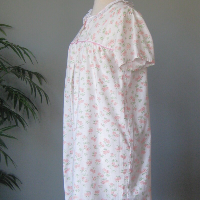 This pretty floral short sleeve nightgown has lace trim, short sleeves and a henley neck treatment with two buttons. It's by Lady Lindsay and was made in the 1960s or 70s<br />
<br />
cotton poly blend<br />
marked size L but best for a modern size small or medium<br />
Here are the flat measurements, please double where appropriate<br />
shoulder to shoulder: 16<br />
Armpit to Armpit: 20.5<br />
Waist area: 24.5<br />
Hip: 26<br />
Length: 36<br />
<br />
Excellent condition<br />
thanks for looking!<br />
<br />
#77329