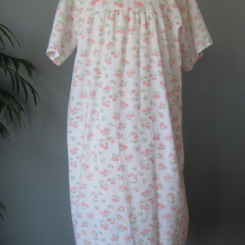 This pretty floral short sleeve nightgown has lace trim, short sleeves and a henley neck treatment with two buttons. It's by Lady Lindsay and was made in the 1960s or 70s<br />
<br />
cotton poly blend<br />
marked size L but best for a modern size small or medium<br />
Here are the flat measurements, please double where appropriate<br />
shoulder to shoulder: 16<br />
Armpit to Armpit: 20.5<br />
Waist area: 24.5<br />
Hip: 26<br />
Length: 36<br />
<br />
Excellent condition<br />
thanks for looking!<br />
<br />
#77329