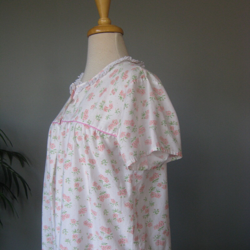 This pretty floral short sleeve nightgown has lace trim, short sleeves and a henley neck treatment with two buttons. It's by Lady Lindsay and was made in the 1960s or 70s<br />
<br />
cotton poly blend<br />
marked size L but best for a modern size small or medium<br />
Here are the flat measurements, please double where appropriate<br />
shoulder to shoulder: 16<br />
Armpit to Armpit: 20.5<br />
Waist area: 24.5<br />
Hip: 26<br />
Length: 36<br />
<br />
Excellent condition<br />
thanks for looking!<br />
<br />
#77329