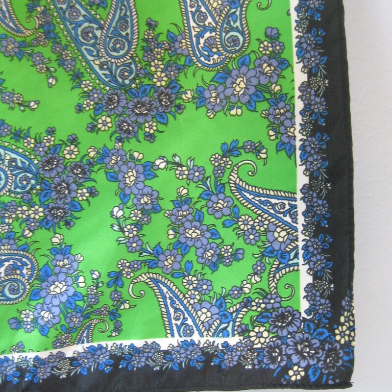 Beautiful twill scarf , unsigned in a very bright green and navy blue color way.  Paisley pattern.<br />
31 Square<br />
no tags, I don't believe it is silk.<br />
Great condtion!<br />
Thanks for looking!<br />
#76273