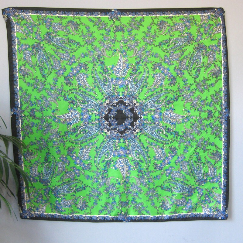 Beautiful twill scarf , unsigned in a very bright green and navy blue color way.  Paisley pattern.
31 Square
no tags, I don't believe it is silk.
Great condtion!
Thanks for looking!
#76273