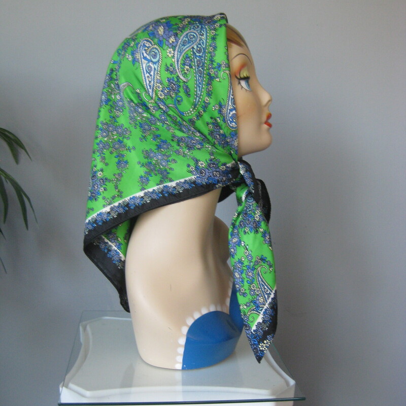 Beautiful twill scarf , unsigned in a very bright green and navy blue color way.  Paisley pattern.<br />
31 Square<br />
no tags, I don't believe it is silk.<br />
Great condtion!<br />
Thanks for looking!<br />
#76273