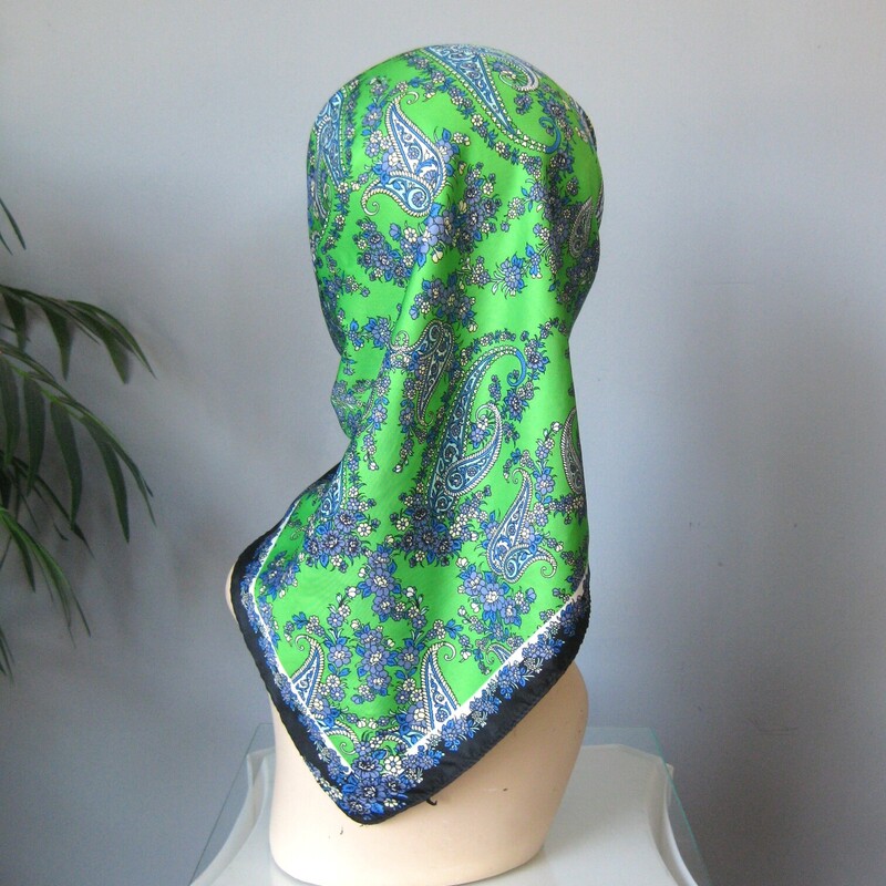 Beautiful twill scarf , unsigned in a very bright green and navy blue color way.  Paisley pattern.
31 Square
no tags, I don't believe it is silk.
Great condtion!
Thanks for looking!
#76273