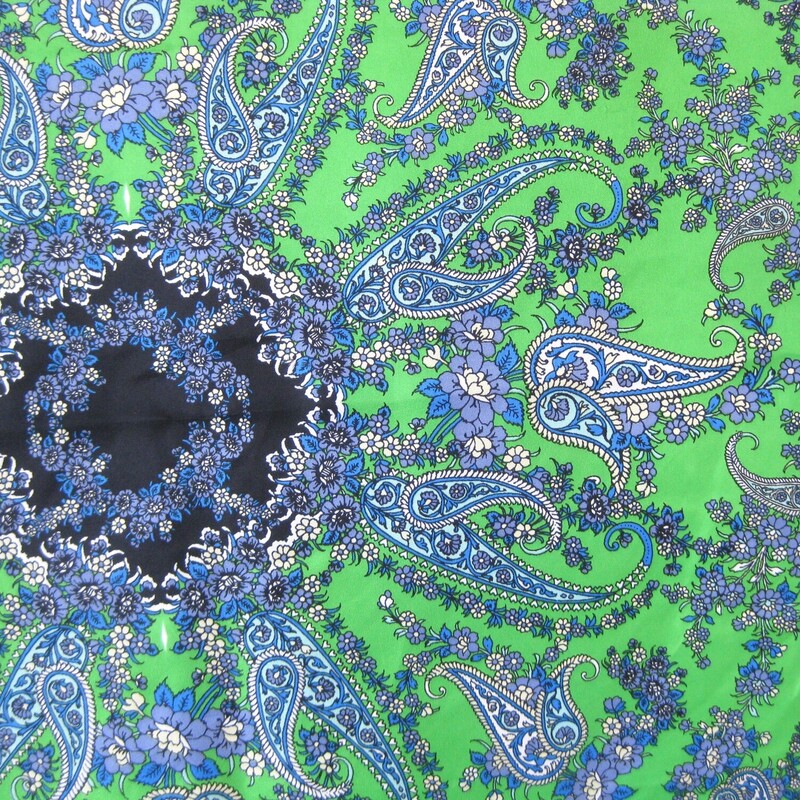 Beautiful twill scarf , unsigned in a very bright green and navy blue color way.  Paisley pattern.<br />
31 Square<br />
no tags, I don't believe it is silk.<br />
Great condtion!<br />
Thanks for looking!<br />
#76273