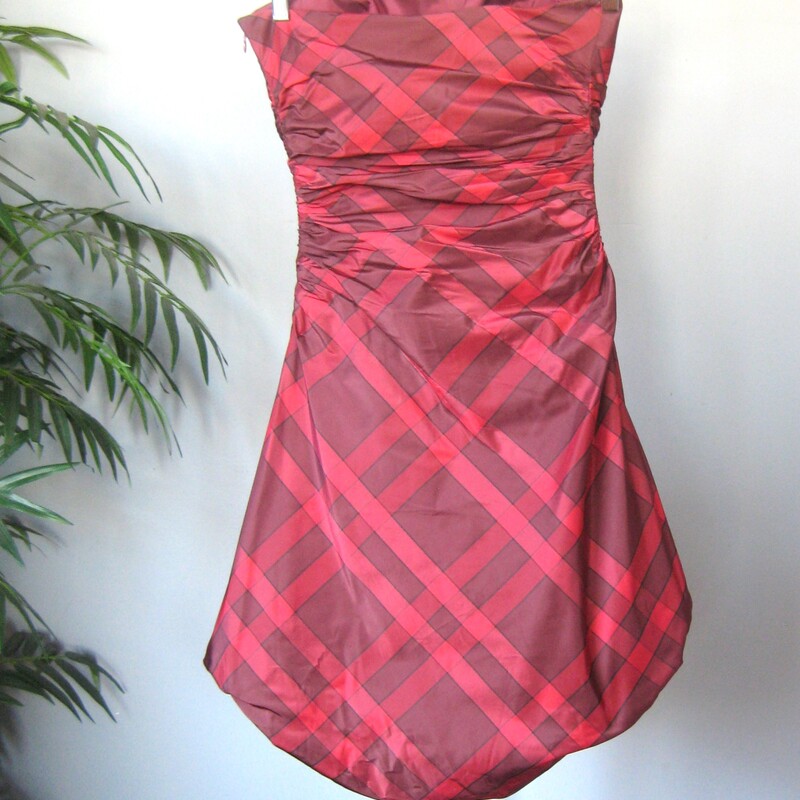 Great little party dress in silk tafetta by Kay Unger.<br />
Size 2<br />
This dress is done in dark red plaids, so it's perfect for winter and holidays<br />
Strapless with a bubble hem and ruched waist area.<br />
side zipper.<br />
the inside of the dress has a waist stay, this is a strap that will keep the weight of the skirt controlled and eliminate slippage of the top of the strapless bodice.<br />
The dress is 100% silk done in a flat woven tafetta.  there is no stretch.<br />
<br />
flat measurements:<br />
ampit to armpit: 15.5<br />
waist: 12<br />
hip: 20<br />
length: approx. 30<br />
<br />
no flaws.<br />
thanks for looking!<br />
#75423