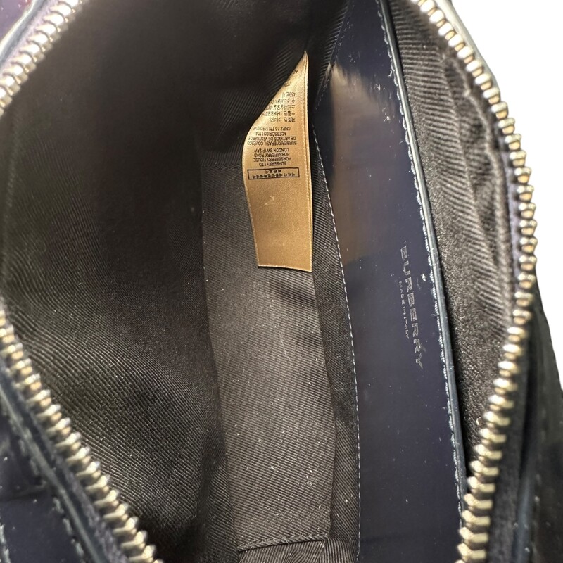 Burberry Patent Paddy Crossbody<br />
 Checked Navy<br />
Size: OS<br />
<br />
Dimensions:<br />
8.5inx6ininx2.25in<br />
Strap drop 23.25in<br />
<br />
<br />
In excellent condition. Light scratching throughout bag.<br />
<br />
ITPELROS28PON