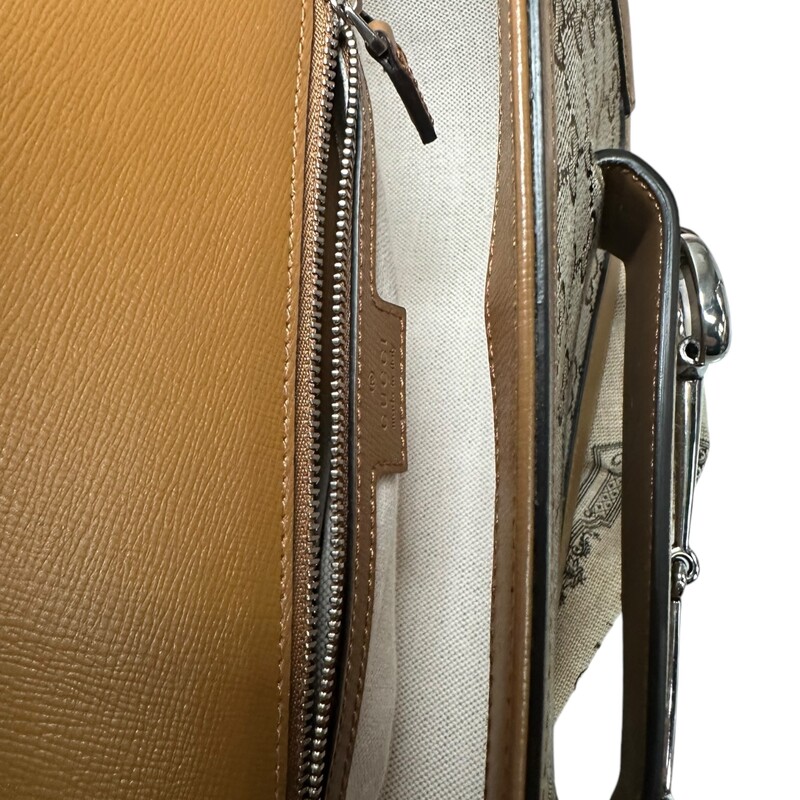 Gucc Horsebit 1955 Asymmetric Shoulder Bag<br />
 Beige Brown Sugar<br />
Gucci GG monogram fabric. The bag features a front flap with a silver horse-bit detail, and adjustable leather handle. The bag opens to a beige fabric interior with a zipper pocket.<br />
Style Code: 764155. 520981<br />
Dimensions:<br />
Base length: 10.25 in<br />
Height: 7 in<br />
Width: 3 in<br />
Drop: 7.25 in<br />
<br />
Comes with dust bag and bag.