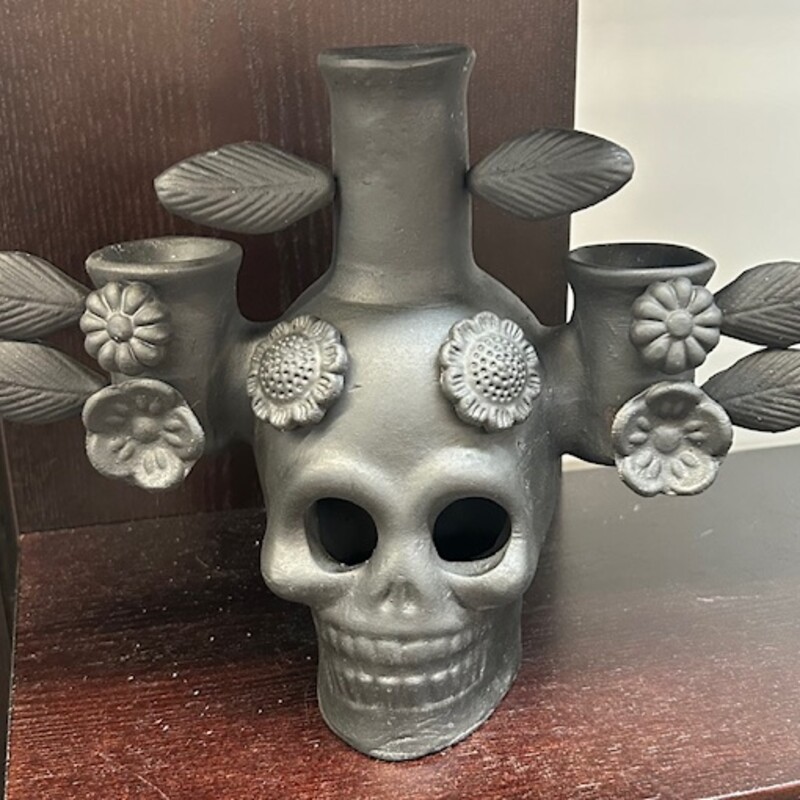 West Elm Skull Candleabra
Black
Size: 10.5x7.5H