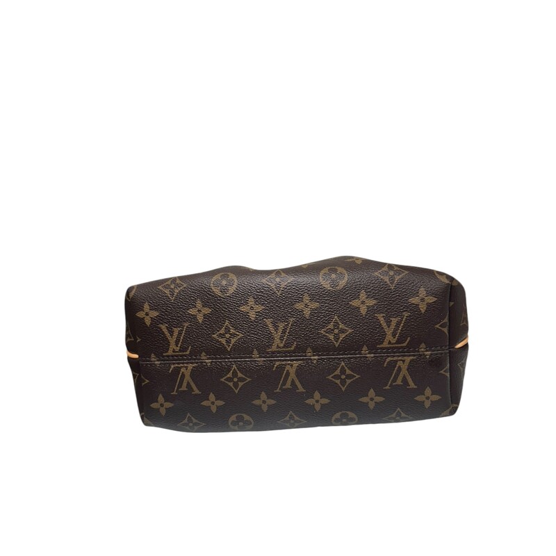 Louis Vuitton monogram on toile pleated canvas. The bag features vachetta cowhide rolled leather top handles with small brass links and a leather cross-body shoulder strap with brass clasps. The wrap-across top zipper opens to a plum fabric interior<br />
Dimensions: 9Hx 13 L<br />
Date Code: SD0137