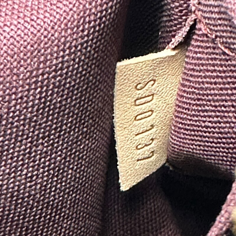 Louis Vuitton monogram on toile pleated canvas. The bag features vachetta cowhide rolled leather top handles with small brass links and a leather cross-body shoulder strap with brass clasps. The wrap-across top zipper opens to a plum fabric interior<br />
Dimensions: 9Hx 13 L<br />
Date Code: SD0137