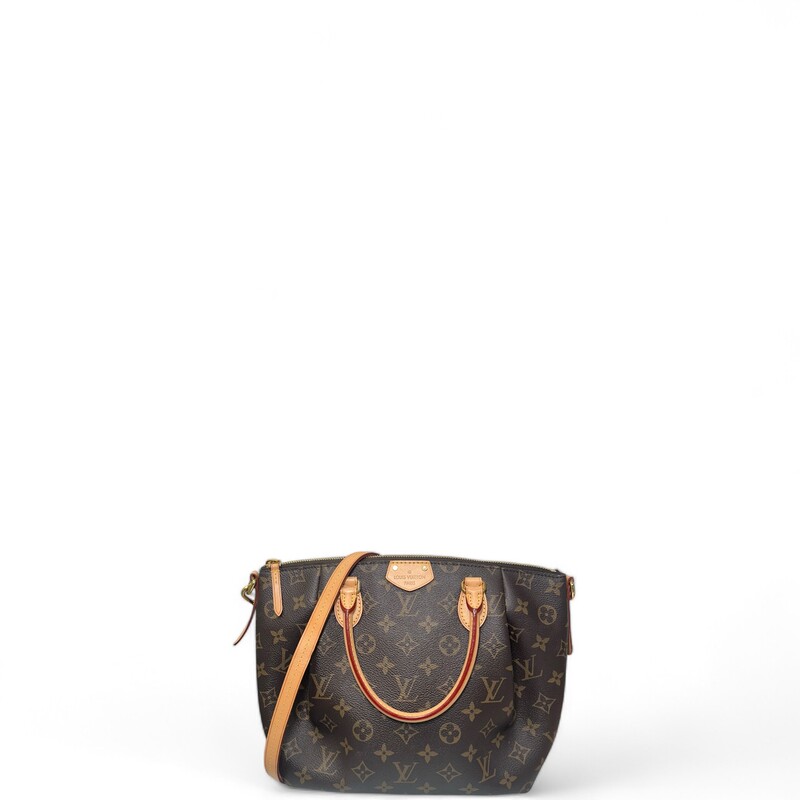 Louis Vuitton monogram on toile pleated canvas. The bag features vachetta cowhide rolled leather top handles with small brass links and a leather cross-body shoulder strap with brass clasps. The wrap-across top zipper opens to a plum fabric interior
Dimensions: 9Hx 13 L
Date Code: SD0137