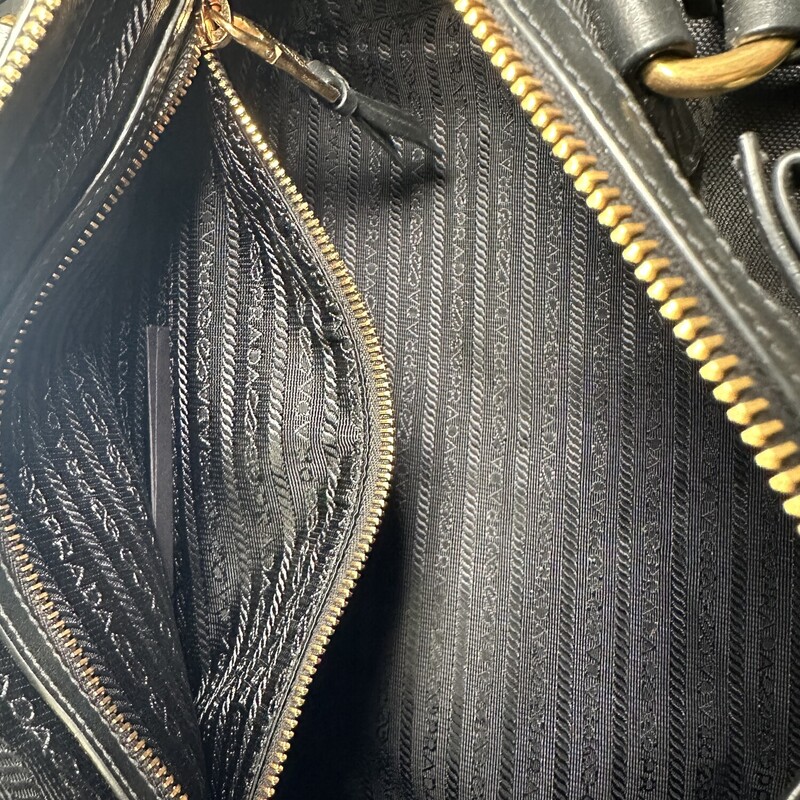 Prada Logo Jacquard Boston Bag<br />
Black Canvas<br />
Code: 1BB676<br />
Factory Code: 204<br />
Comes with detachable strap<br />
Dimensions: 13 LX 9H