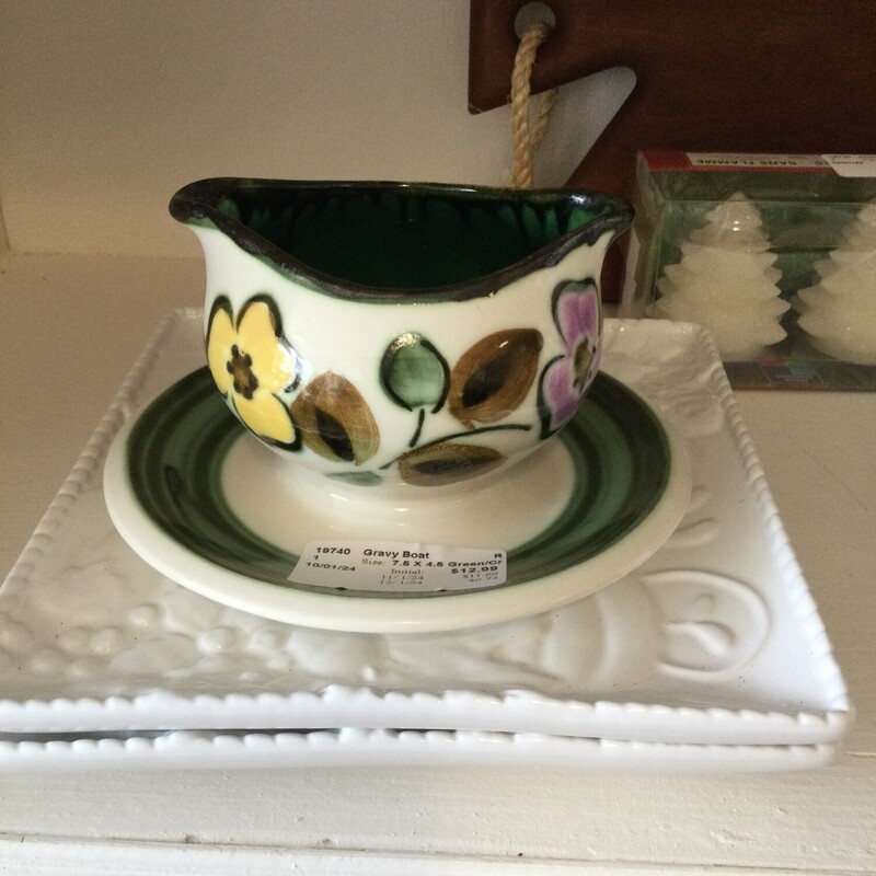 Gravy Boat,
Green/Cream,
Size: 7.5 X 4.5 In