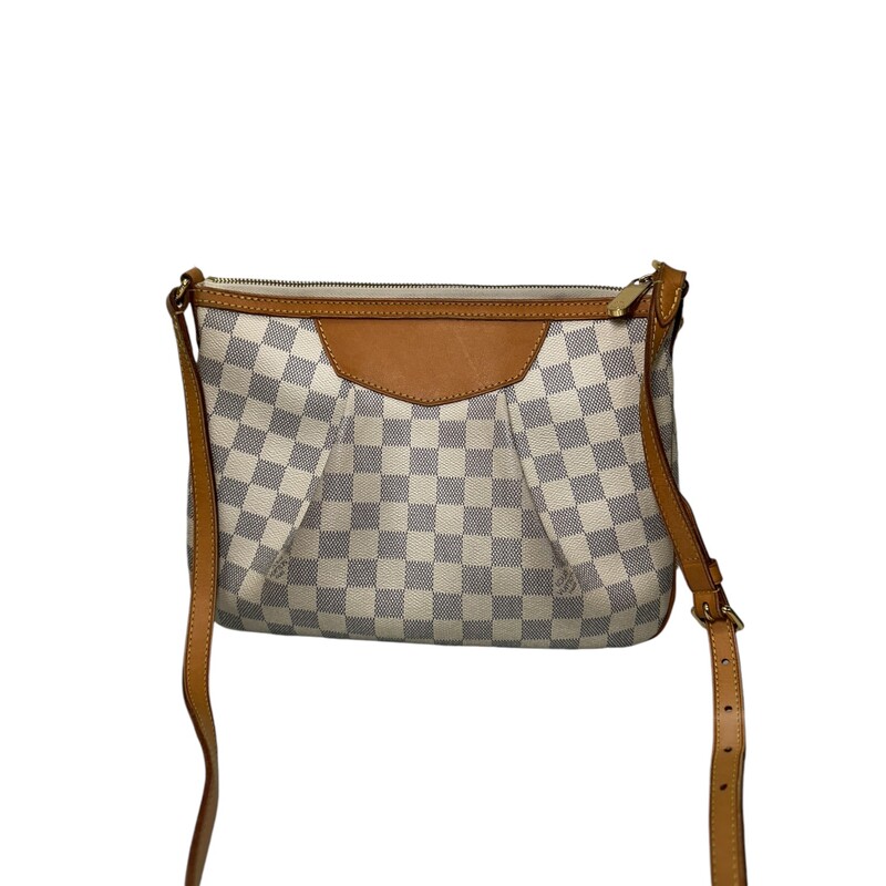 Louis Vuitton Siracusa, Azur, Size: PM<br />
LOUIS VUITTON Damier Azur Siracusa PM. This stylish shoulder bag is crafted of Louis Vuitton damier azur blue and white checkered canvas with a distinctive pleated structure design. It features an adjustable signature vachetta cowhide leather shoulder strap and polished brass hardware and buckle. The polished brass top zipper opens to a beige fabric interior with pockets.<br />
Dimensions:<br />
 Length: 12 in<br />
Height: 8.5 in<br />
Width: 4 in<br />
Drop: 18 in<br />
<br />
Date Code: MI4190<br />
*Some water marks on leather