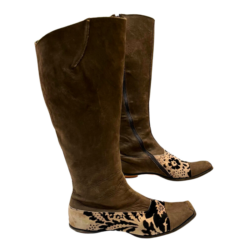 Cydwoq Vintage Leather Boots<br />
Pony Hair Detail<br />
Comfy Flat Heel<br />
Side Zipper<br />
Color: Mocha, Cream and Dark Brown<br />
Size: 7.5