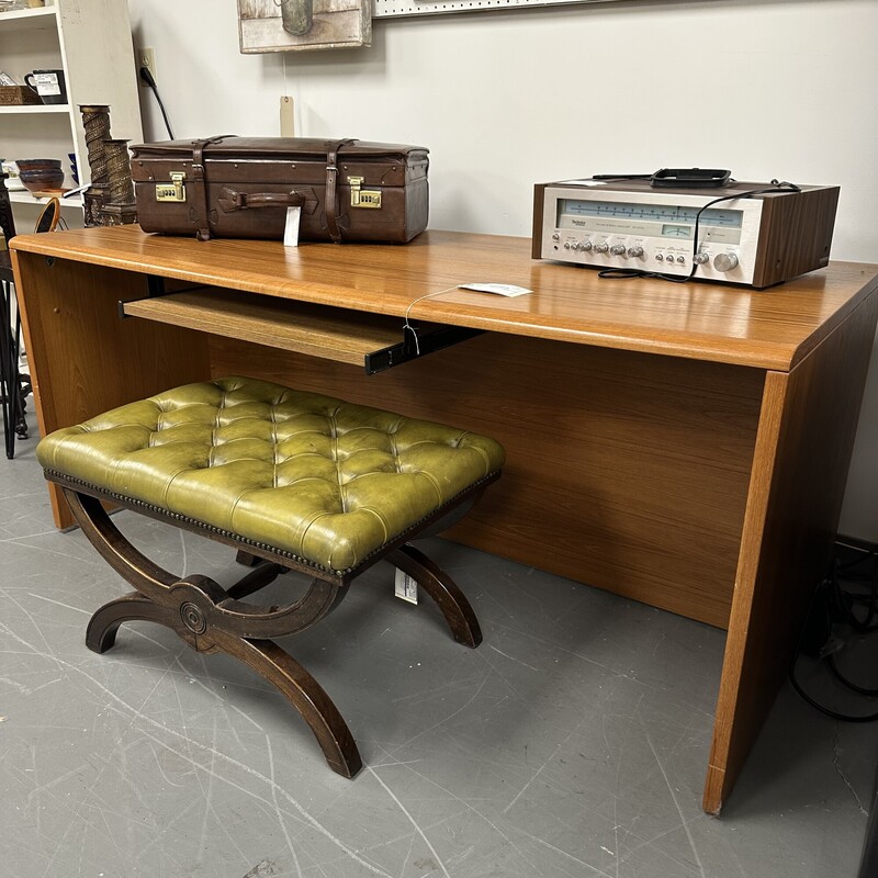 Mid Century Modern Teak Veneer Desk, has one retractable keyboard drawer/tray. No chair is included. Desk can be disassembled for easy transport.
Size: 65x30