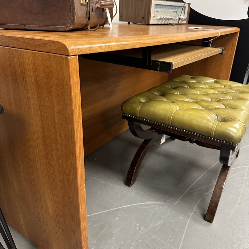 Mid Century Modern Teak Veneer Desk, has one retractable keyboard drawer/tray. No chair is included. Desk can be disassembled for easy transport.<br />
Size: 65x30