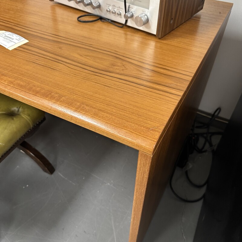 Mid Century Modern Teak Veneer Desk, has one retractable keyboard drawer/tray. No chair is included. Desk can be disassembled for easy transport.<br />
Size: 65x30