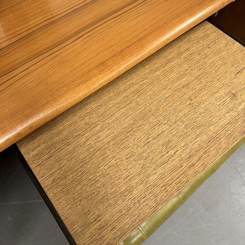 Mid Century Modern Teak Veneer Desk, has one retractable keyboard drawer/tray. No chair is included. Desk can be disassembled for easy transport.
Size: 65x30