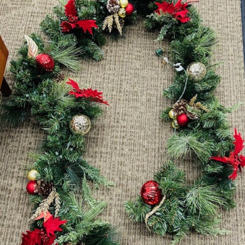 Ornament Leafy Garland
Pre-Lit/Hunter Holiday Brand
Green, Red, Gold
Size: 9ft Long