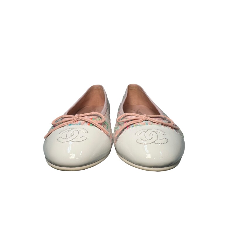 Chanel Patent Cap Toe Tweed Flats<br />
 Multi<br />
Size: 37<br />
<br />
Light scuffing on the heels.<br />
G G02819