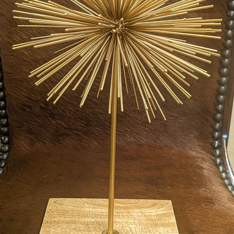 Metal Starburst On Stand
Gold Metal on Tan Wood Stand
Size: 7x14H