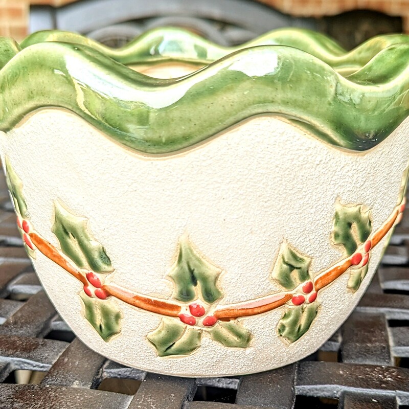 Holly Scalloped Flower Pot
 Xmas Colors
Size: 7x5H
Has Removable Drain Hole Plug
Larger Matching Pot Sold Separately