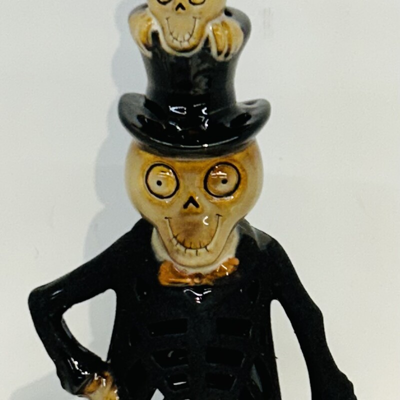 Yankee Candle Boney Bunch Stacked Heads Lantern
Black Tan
Size: 4.5 x 3 x 10.5