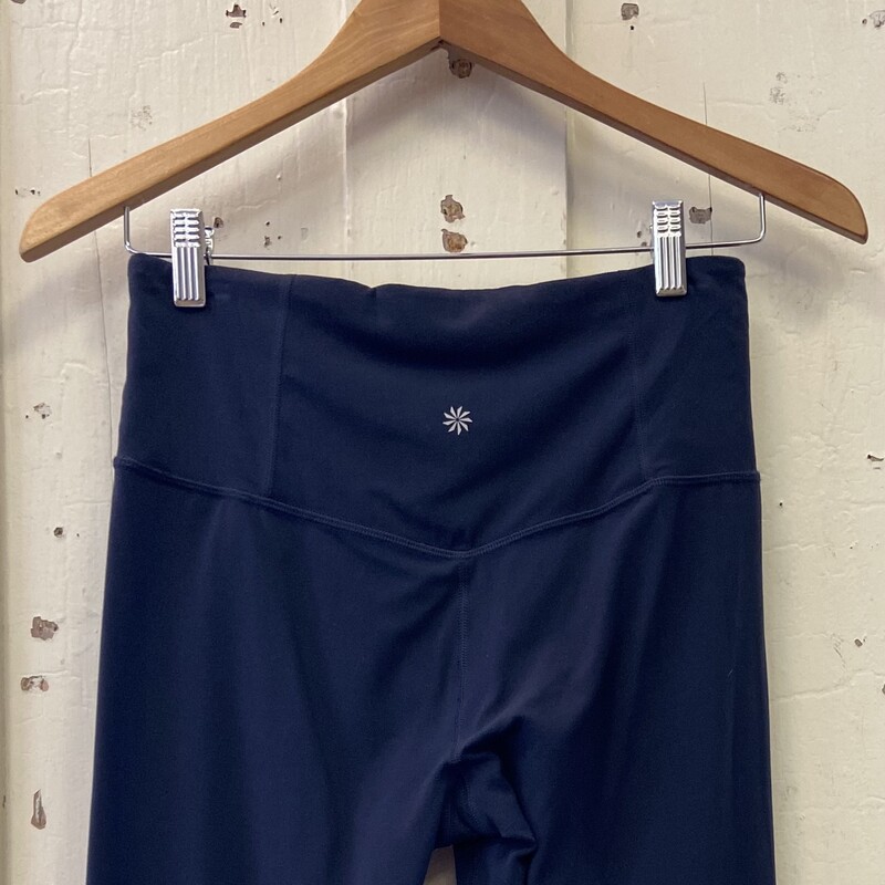 Nvy Capri Leggings<br />
Navy<br />
Size: Medium