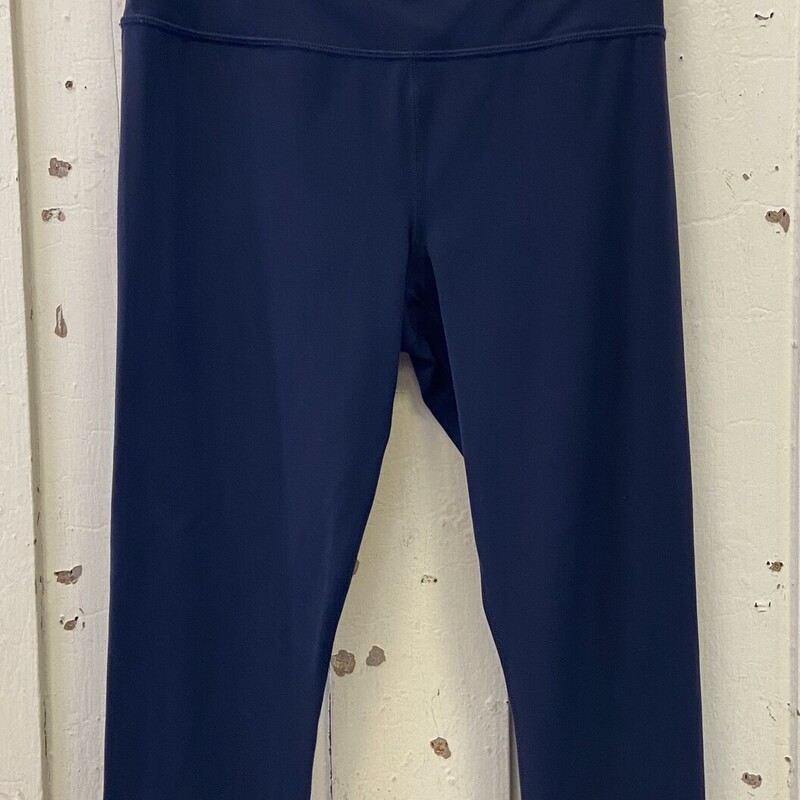 Nvy Capri Leggings<br />
Navy<br />
Size: Medium