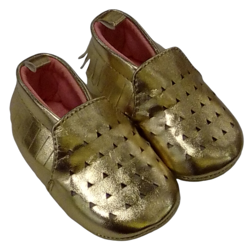 Shoes:  Gold, Girl, Size: 0/3m

Located at Pipsqueak Resale Boutique inside the Vancouver Mall, Suite 230, (upstairs between Round 1 and Golds Gym) or online at:

#resalerocks #pipsqueakresale #vancouverwa #portland #reusereducerecycle #fashiononabudget #chooseused #consignment #savemoney #shoplocal #weship #keepusopen #shoplocalonline #resale #resaleboutique #mommyandme #minime #fashion #reseller

All items are photographed prior to being steamed. Cross posted, items are located at #PipsqueakResaleBoutique, payments accepted: cash, paypal & credit cards. Any flaws will be described in the comments. More pictures available with link above. Local pick up available at the #VancouverMall, tax will be added (not included in price), shipping available (not included in price, *Clothing, shoes, books & DVDs for $6.99; please contact regarding shipment of toys or other larger items), item can be placed on hold with communication, message with any questions. Join Pipsqueak Resale - Online to see all the new items! Follow us on IG @pipsqueakresale & Thanks for looking! Due to the nature of consignment, any known flaws will be described; ALL SHIPPED SALES ARE FINAL. All items are currently located inside Pipsqueak Resale Boutique as a store front items purchased on location before items are prepared for shipment will be refunded.