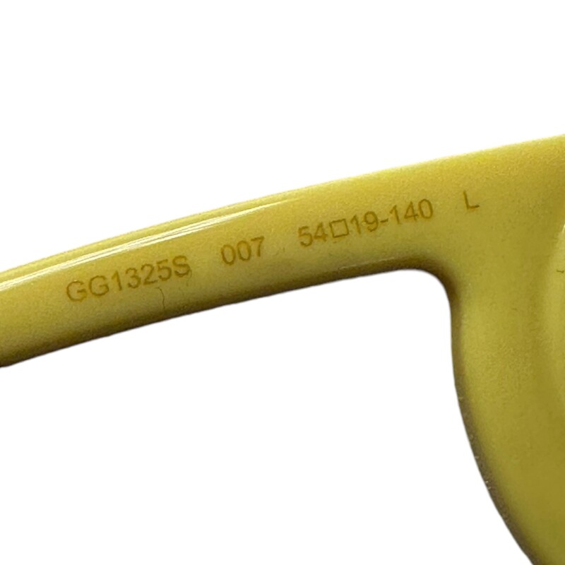 Gucci Chaise Lounge<br />
Details:<br />
Yellow<br />
54mm lens width; 19mm bridge width; 140mm temple length<br />
100% UV protection<br />
Solid lenses<br />
Style Code:GG135S<br />
Some minor scratches on lenses