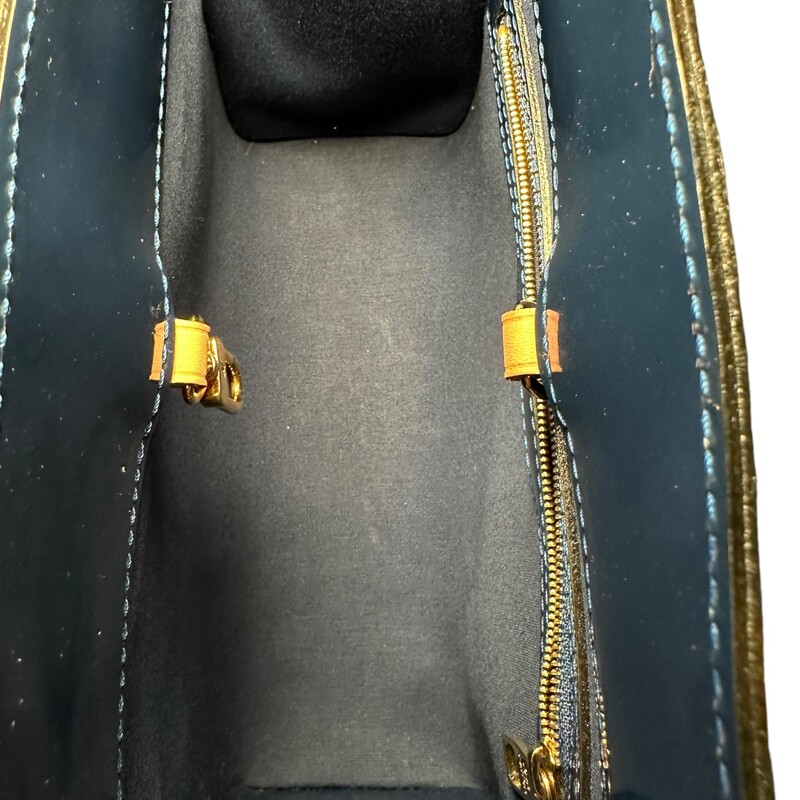 Louis Vuitton Catalina Grand<br />
Blue<br />
 Vernis BB<br />
<br />
<br />
Dimensions:<br />
Length: 23 cm,Width: 9 cm,Height: 18 cm<br />
<br />
Date Code:<br />
SN0193<br />
<br />
In excellent contion. No dustbag or box.