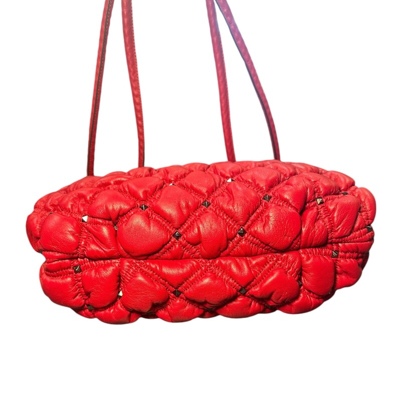 Valentino Spikeme<br />
 Red<br />
Size: Small<br />
Detachable Strap<br />
11W x 7H x 3D