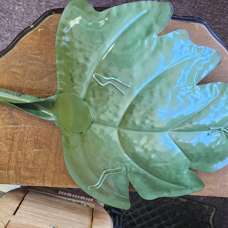 Metal Leaf Tray, Green, Size: 18 in<br />
Also have 16 in Tan Tray available<br />
Could also be hung on the wall