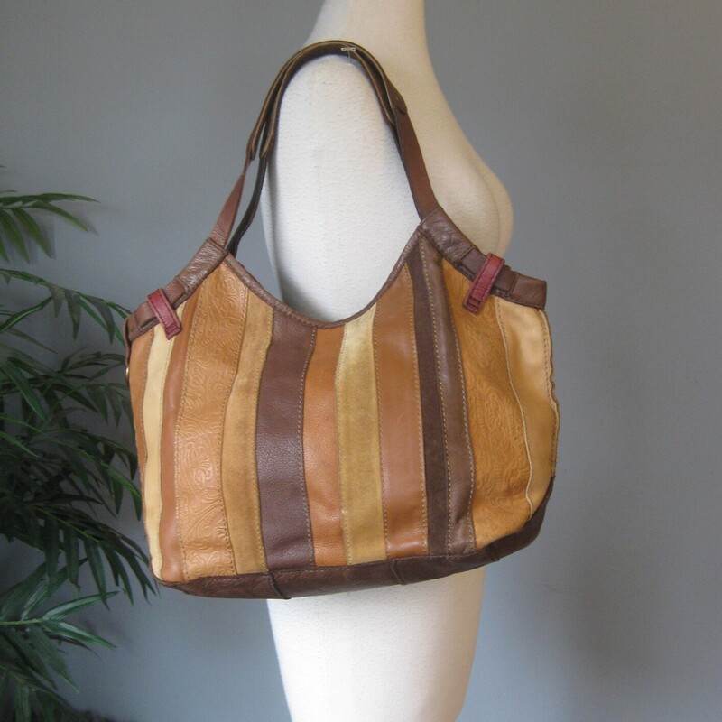 Big leather and suede striped patchwork hobo with two handles.
By Lucky Brand.
It has two handles made from a combination of leather and tough fabric.
Snap closure
Inside it has two slip pockets and one zip pocket, lined with fabric.
It's been well love and used.
Some of the lighter suede strips have a bit of darkening.
Great physical shape overall.

15 x 10 x 7
handle drop: 10

Thanks for looking!
#79818