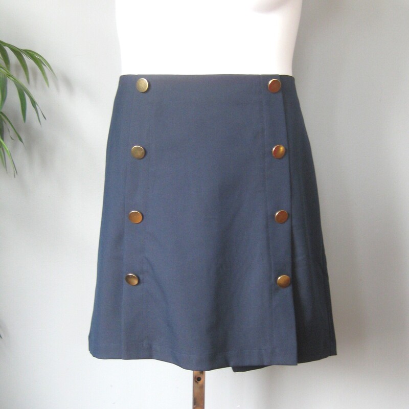 Cute short skirt from Anne Taylor
brand new with orginal tags
mini pencil with gold decorative buttons
center back zipper
78% poly 22% viscose
Size 14
Flat measurements:
waist: 18.5
hip: 23.5
l: 19.25

thanks for looking!
#72055