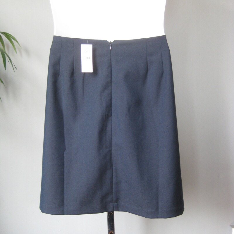 Cute short skirt from Anne Taylor<br />
brand new with orginal tags<br />
mini pencil with gold decorative buttons<br />
center back zipper<br />
78% poly 22% viscose<br />
Size 14<br />
Flat measurements:<br />
waist: 18.5<br />
hip: 23.5<br />
l: 19.25<br />
<br />
thanks for looking!<br />
#72055