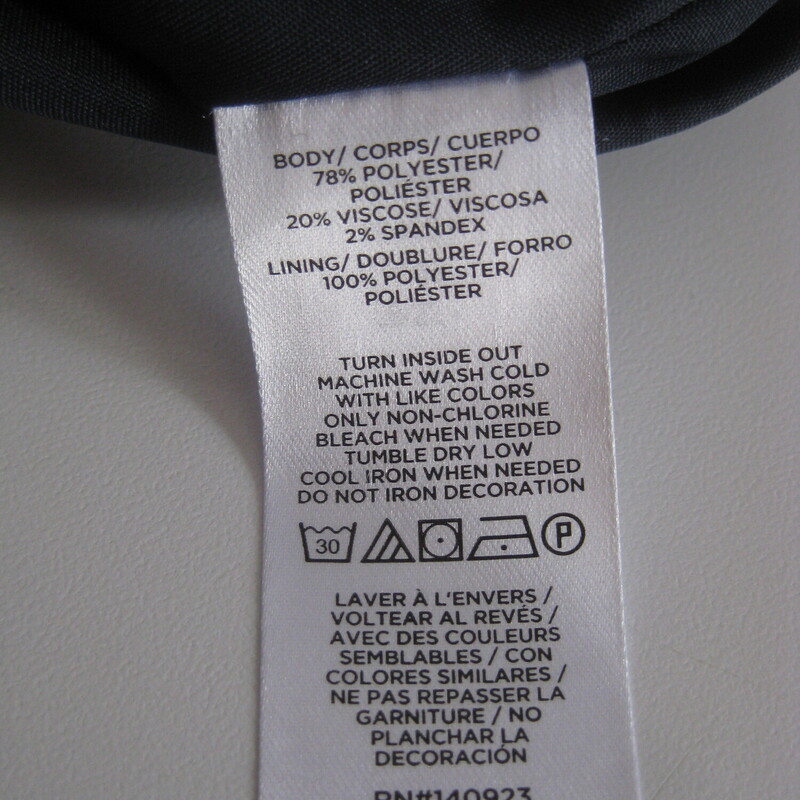 Cute short skirt from Anne Taylor<br />
brand new with orginal tags<br />
mini pencil with gold decorative buttons<br />
center back zipper<br />
78% poly 22% viscose<br />
Size 14<br />
Flat measurements:<br />
waist: 18.5<br />
hip: 23.5<br />
l: 19.25<br />
<br />
thanks for looking!<br />
#72055