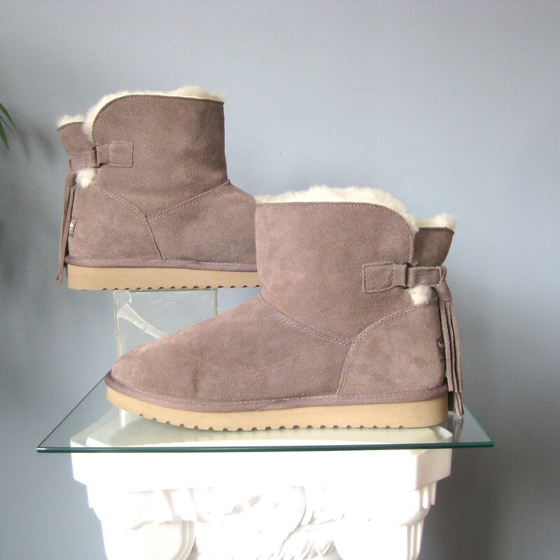 Very gently like new suede ankle boots<br />
UGG Koolaburra in Size 11<br />
Taupe suede outside<br />
shearling lining<br />
rubber lugged soles.<br />
no signs of use or wear even on the bottoms.<br />
<br />
thanks for looking!<br />
#79976