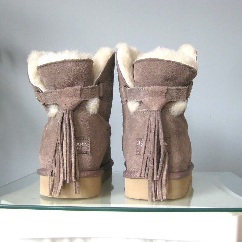 Very gently like new suede ankle boots<br />
UGG Koolaburra in Size 11<br />
Taupe suede outside<br />
shearling lining<br />
rubber lugged soles.<br />
no signs of use or wear even on the bottoms.<br />
<br />
thanks for looking!<br />
#79976