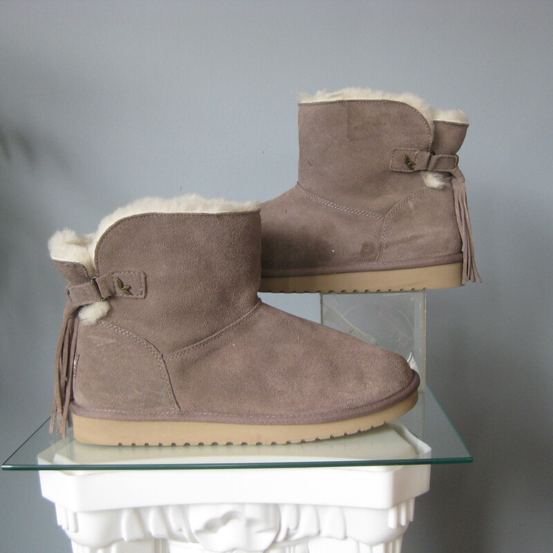 Very gently like new suede ankle boots<br />
UGG Koolaburra in Size 11<br />
Taupe suede outside<br />
shearling lining<br />
rubber lugged soles.<br />
no signs of use or wear even on the bottoms.<br />
<br />
thanks for looking!<br />
#79976