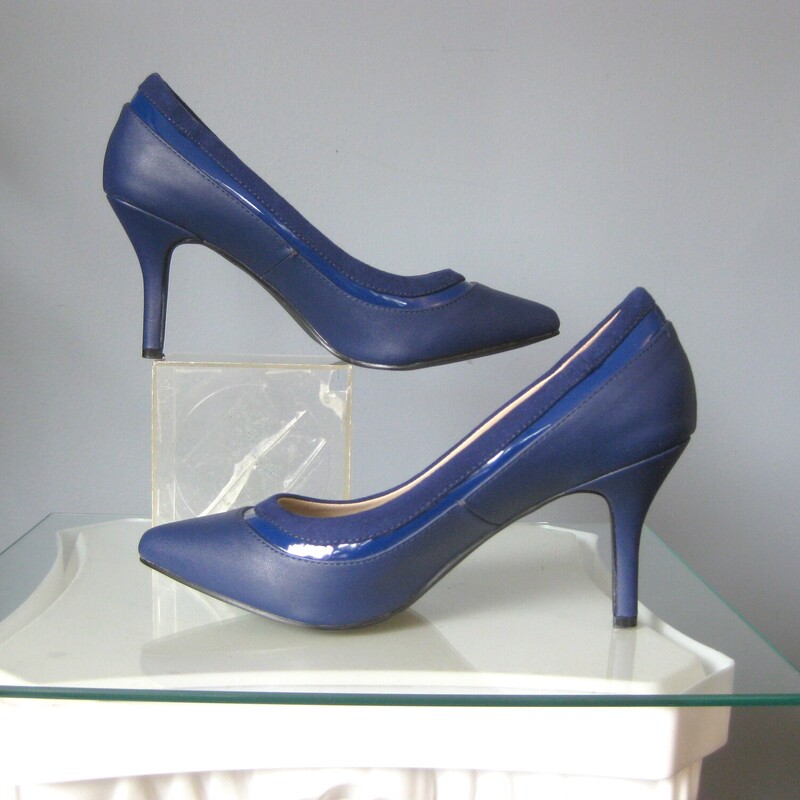 These Bright Blue shoes from the 90s are from Boston Proper, a popular catalogue fashion<br />
company that catered to working girls.<br />
These are high heels in faux lather with a padded insold and rubberized outsole.<br />
They have a pretty patent strip round around the whole top of the vamp opening.<br />
Size 7.5<br />
Excellent condition! The only flaw I found is a teeny mar on the heel cap of one of the shoes.<br />
<br />
Thanks for looking.<br />
#78950