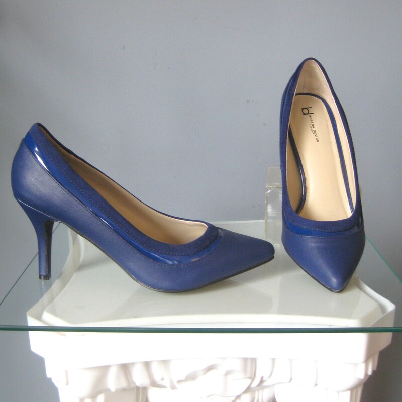 These Bright Blue shoes from the 90s are from Boston Proper, a popular catalogue fashion<br />
company that catered to working girls.<br />
These are high heels in faux lather with a padded insold and rubberized outsole.<br />
They have a pretty patent strip round around the whole top of the vamp opening.<br />
Size 7.5<br />
Excellent condition! The only flaw I found is a teeny mar on the heel cap of one of the shoes.<br />
<br />
Thanks for looking.<br />
#78950